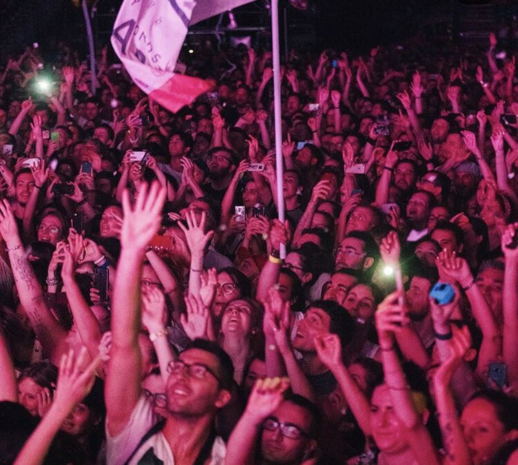 AngelsofPhoenix's tweet photo. You emotionally bond to the people that you sing with. - NeuroLove
#MusicMonday #Music #MusicLovers #Mars #Echelon #30SecondsToMars #MarsMusic #SingingWithFriends
#MarsIG https://t.co/B3uo8F2Z5K