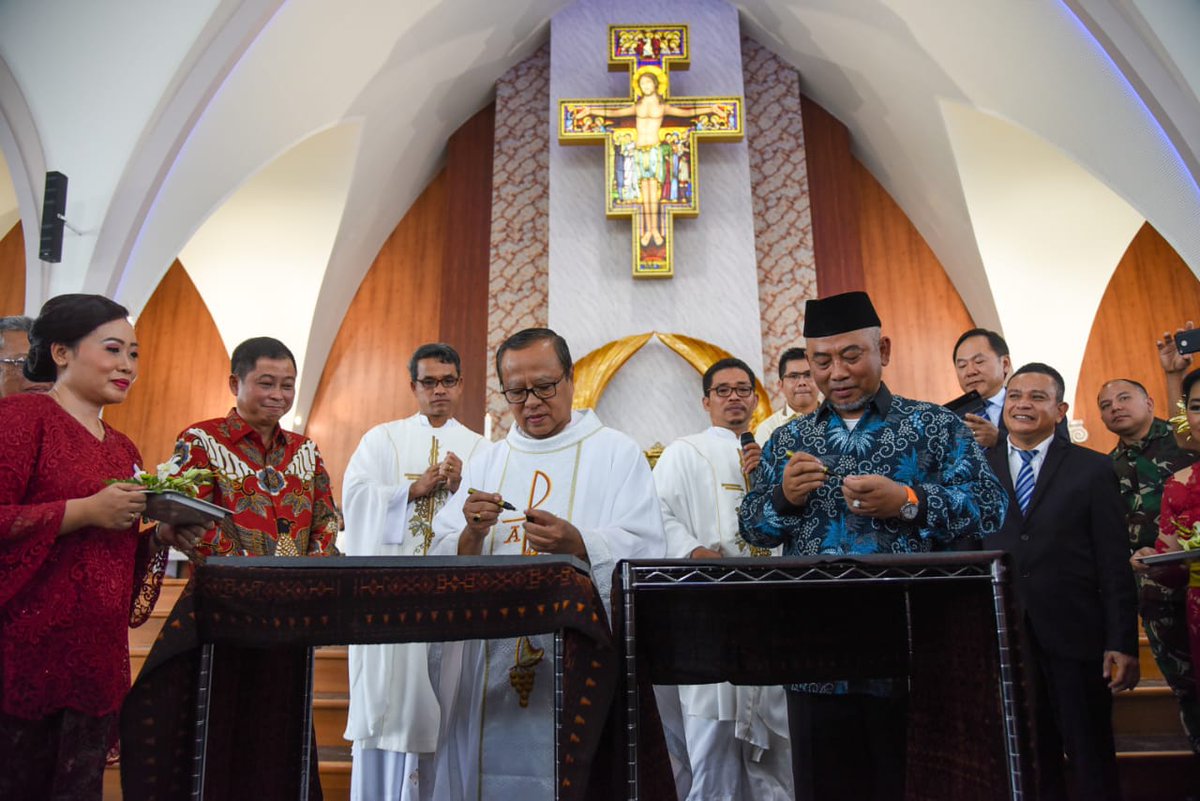 KatolikG's tweet photo. Ketika desakan mencabut IMB gereja St Clara, walkot Bekasi, Rahmat Effendi mengatakan: "drpd sy cabut ijin IMB Gereja, mendingan tembak kepala saya.
Republik ini menjamin kebebasan beribadah." 

Selamat kepada  umat Gereja St Clara atas Rumah Ibadah yg diresmikan 11 Agustus 2019 https://t.co/aGhmGUqGWx