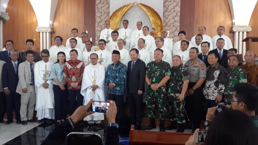 KatolikG's tweet photo. Ketika desakan mencabut IMB gereja St Clara, walkot Bekasi, Rahmat Effendi mengatakan: "drpd sy cabut ijin IMB Gereja, mendingan tembak kepala saya.
Republik ini menjamin kebebasan beribadah." 

Selamat kepada  umat Gereja St Clara atas Rumah Ibadah yg diresmikan 11 Agustus 2019 https://t.co/aGhmGUqGWx