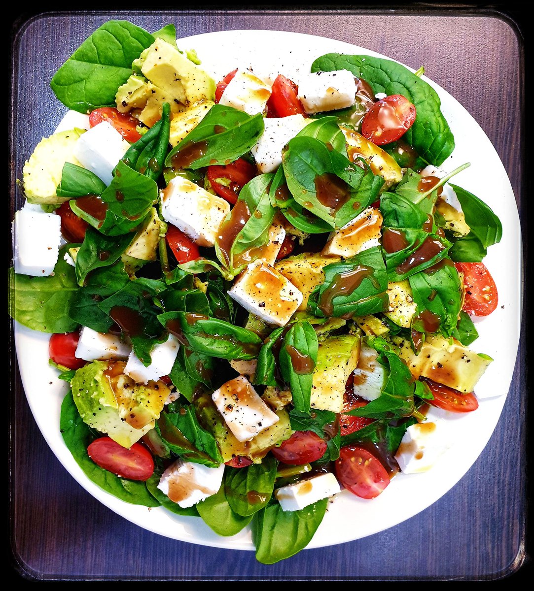 TwoFatCats's tweet photo. #MondayVibes Loaded Salad:
Baby Spinach, Rosa Tomatoes, Avocado, #Vegan Feta, Fresh Basil, Olive Oil & Balsamic Reduction 😋🌱
#veganlife #CompassionOverConvenience #Stop_Killing_Animals #KindnessMatters #PlantPower https://t.co/ojB1ValD3r