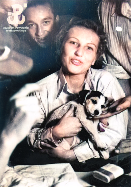 Śródmieście Północne. Na pierwszym planie plut.  "Baśka", „Murmańska”  z psem Kropką, z tyłu od lewej: st. strz. "Rost", strz. "Maniuś". Zdjęcie ze zbiorów Muzeum Powstania Warszawskiego #warsawuprising #uprising44 #powstaniewarszawskie