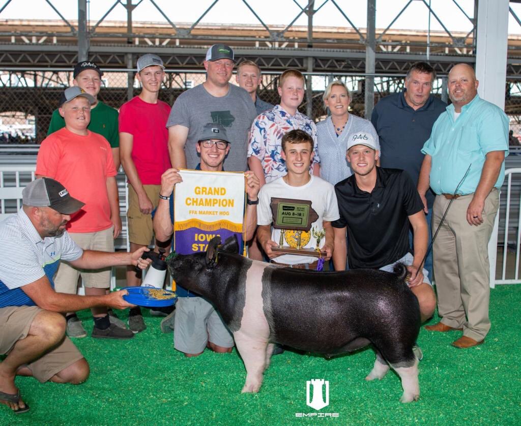 WinMorFarms's tweet photo. Grand Champion Overall Market Hog
2019 IA State Fair FFA Show
Exhibited by Nicholas Edwards
Sired by Rockstar (Thomas Showpigs)
Photo Credit: @zacharyjohn2012
#WinMor https://t.co/Z58WOEHoHA