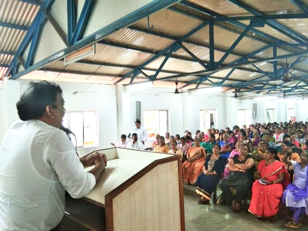 vmscollegeoflaw's tweet photo. Women in large numbers pour in on a pouring evening to the legal awareness program by #CalanguteFreeLegalAidCell, #vmscl . Welfare&entrepreneur schemes detailed by officers from EDC, Women&ChildDevelopment, NREM. RDMinisterLobo promises WomenEntreprenuershipBaazar in Calangute https://t.co/UUwiCXwBME
