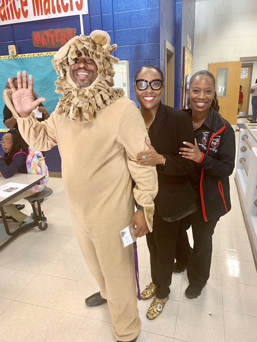 Principal Parker, AP Hurt and the Usher Team are ready for DAY ONE! <a href="/CarstarphenMJ/">Meria Carstarphen</a> @Atldepsupt <a href="/apsupdate/">ATL Public Schools</a> <a href="/UsherCollierES/">Usher-Collier ROAR</a> <a href="/PrincipalDynami/">Dr. Emily Abrams Massey</a> 😍🎉🎉😍