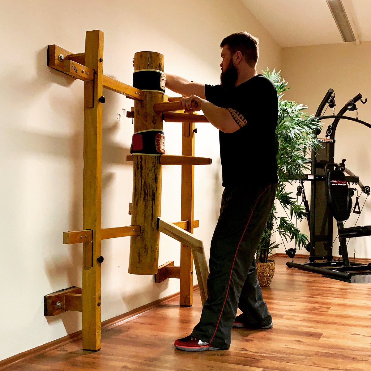 Training vor dem Training

#mukyanchong #woodendummy 
#ewto #selbstverteidigung #wingtsun