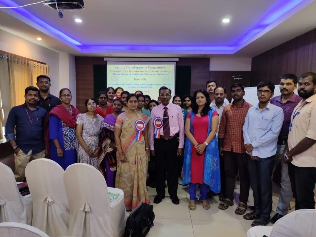Raise_Global's tweet photo. #WeLEED #Raise_Global #Research_and_publication_meet #Coimbatore #Dr_Meera_Venkat_President_CEO_Raise_global
Dr.Meera Venkat Invited as a chief guest for research scholars at Coimbatore,lighting the lamp at NEFD program on 3rd August with other professors from the other colleges https://t.co/OA51TxSPqZ