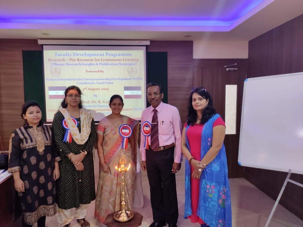 Raise_Global's tweet photo. #WeLEED #Raise_Global #Research_and_publication_meet #Coimbatore #Dr_Meera_Venkat_President_CEO_Raise_global
Dr.Meera Venkat Invited as a chief guest for research scholars at Coimbatore,lighting the lamp at NEFD program on 3rd August with other professors from the other colleges https://t.co/OA51TxSPqZ