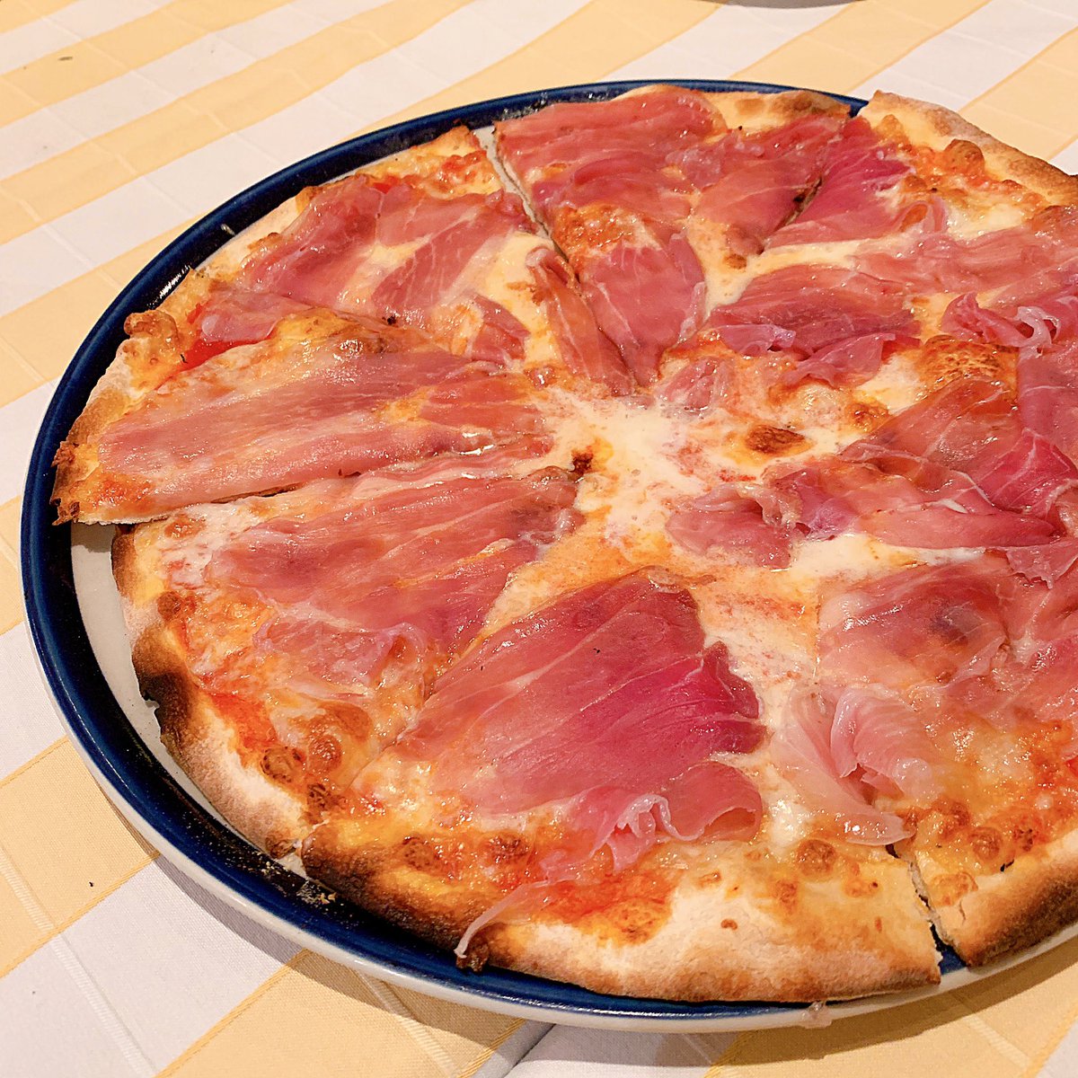guide_angry's tweet photo. Pizzeria Limoncello  🍕

เป็นอีกหนึ่งร้านอาหารอิตาลีที่อยากเเนะนำ
เป็นเคร���อเดียวกับ Zanotti ด้วยเเหละ
ราคากลางๆ ไม่เเรงมาก รสชาติให้ผ่าน
ถือเป็นหนึ่ง���นตัวเลือกเวลาอยากกินพิซซ่า

📍: สุขุมวิท 11
🚗 : มีที่จอดรถจ้า

#เกรี้ยวกราดรีวิว 
#เกรี้ยวกราดxพาไปลอง 
#อร่อยบอกต่อ @aroii https://t.co/2J0xSwKTLM