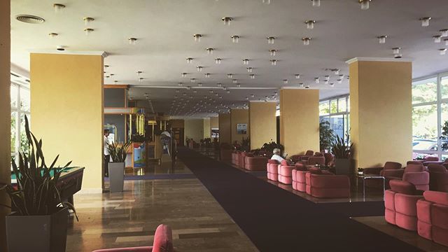 einbahnstrasse's tweet photo. Waaait a minute... Can I speak to the caretaker, please ? #theoverlookhotel #dopplegangerWaaait a minute... Can I speak to the caretaker, please ? #theoverlookhotel #doppleganger https://t.co/lRW2ApuBQp