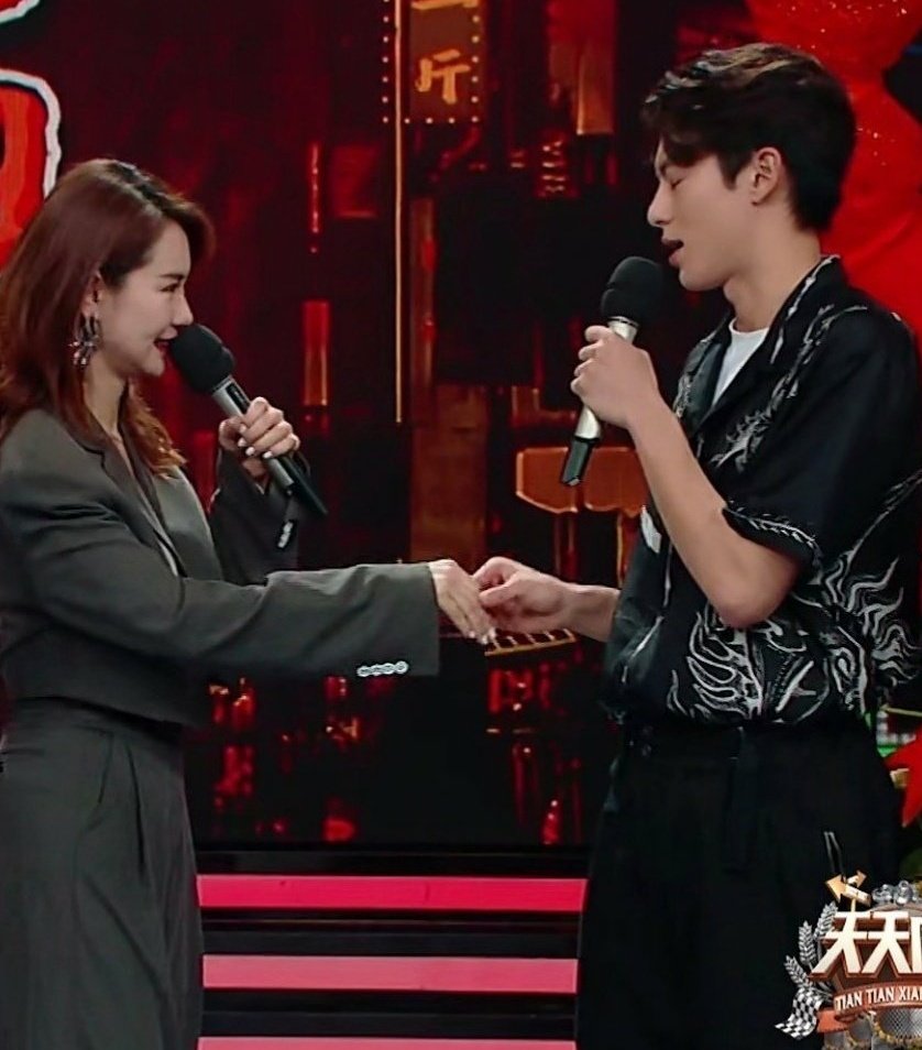 WHD + other ladies (61)I need to lol, tho QiWei-jie is an older gen Aunt to WHD (no offense to the young looking actress but she was 15 when WHD was born, pure math) and this is weird CN ent biz etiquette is actually respect, coined 'gentleman's hands'6!1!  #DIYUE