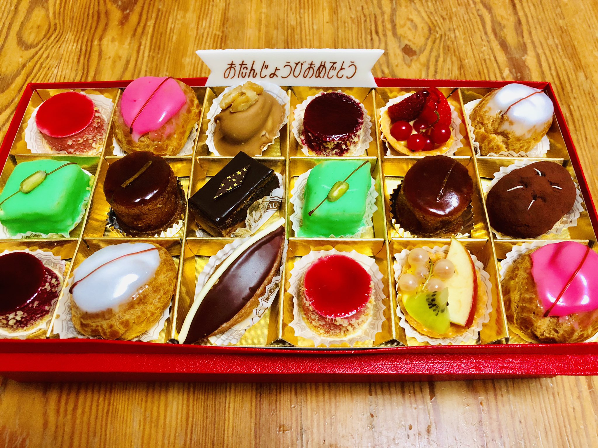月の母さん 息子から2日遅れでバースデーケーキ ビジュアル系だけどお味はクラシックなオーボンヴュータンのプティ フール フリアンディーズ 美味しく頂戴しました ありがとう 来年は日山の牛肉切り落としとかが嬉しいな 食欲旺盛な母より 月の母さん 息子から2日遅れでバースデーケーキ ビジュアル系だけどお味はクラシックなオーボンヴュータンのプティ フール フリアンディーズ 美味しく頂戴しました ありがとう 来年は日山の牛肉切り落としとかが嬉しいな 食欲旺盛な母より
