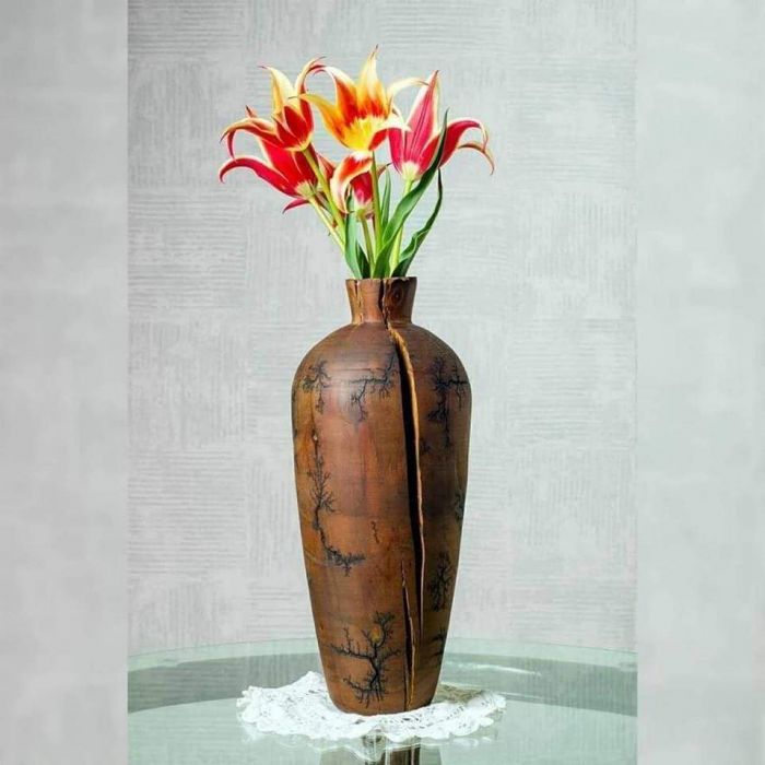 One day a ruined life will inevitably be restored in bright colors and colors. Believe it! ❤️❤️
To order the vase DM us or click the link three-snails.com/wooden-vase 

#woodenvase #woodaccessories #деревяннаяваза #дизайнерскаяваза