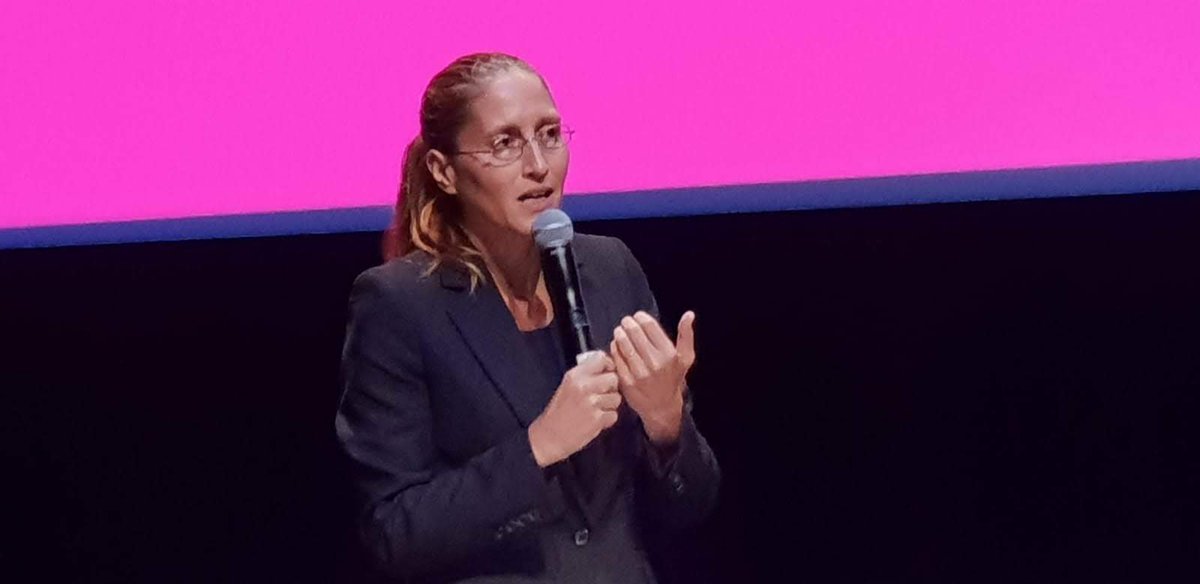 RevueProjet's tweet photo. « Je suis dé-bordé », le mot est très juste. La société pousse les gens à sortir de leurs bords, leur donnant le sentiment qu’ils sont perpétuellement à nu.
Intensifier sa vie pour défier la mort ? Entretien avec @CynthiaFleury #accélération 
https://t.co/9wODQUJON8 https://t.co/xTNjU6XhWH