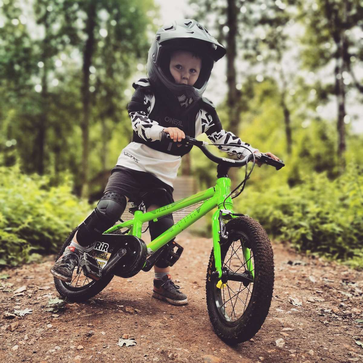 Roary_Wharton's tweet photo. Focused and absolutely ready to shred π
.
.
.
.
@cudabikes @RideitRad1 @TotalMTB_ @Total_Rider @KendaTire @ONEALracing #cudabikes #cudacrew #littleriderco #rideitrad #RiR #totalmtb #tinytotalmtb #totalrider #kenda #kendamtb #ridekenda #mountainbike #mtb #3yearsold https://t.co/2jtPXSmXaA