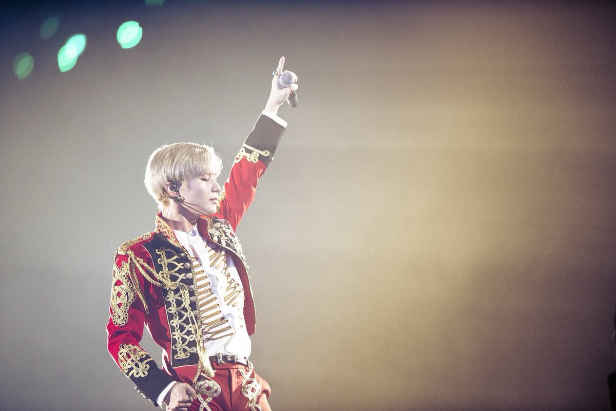 RealUnkle1932's tweet photo. HE DID THIS ON HIS CONCERT AND POSTED A PHOTO OF SHINee DOING THAT TOO. WHO ELSE IS CRYING WITH ME????  SHINee IS FIVE . ALWAYS AND FOREVER https://t.co/1CAInlSMV9