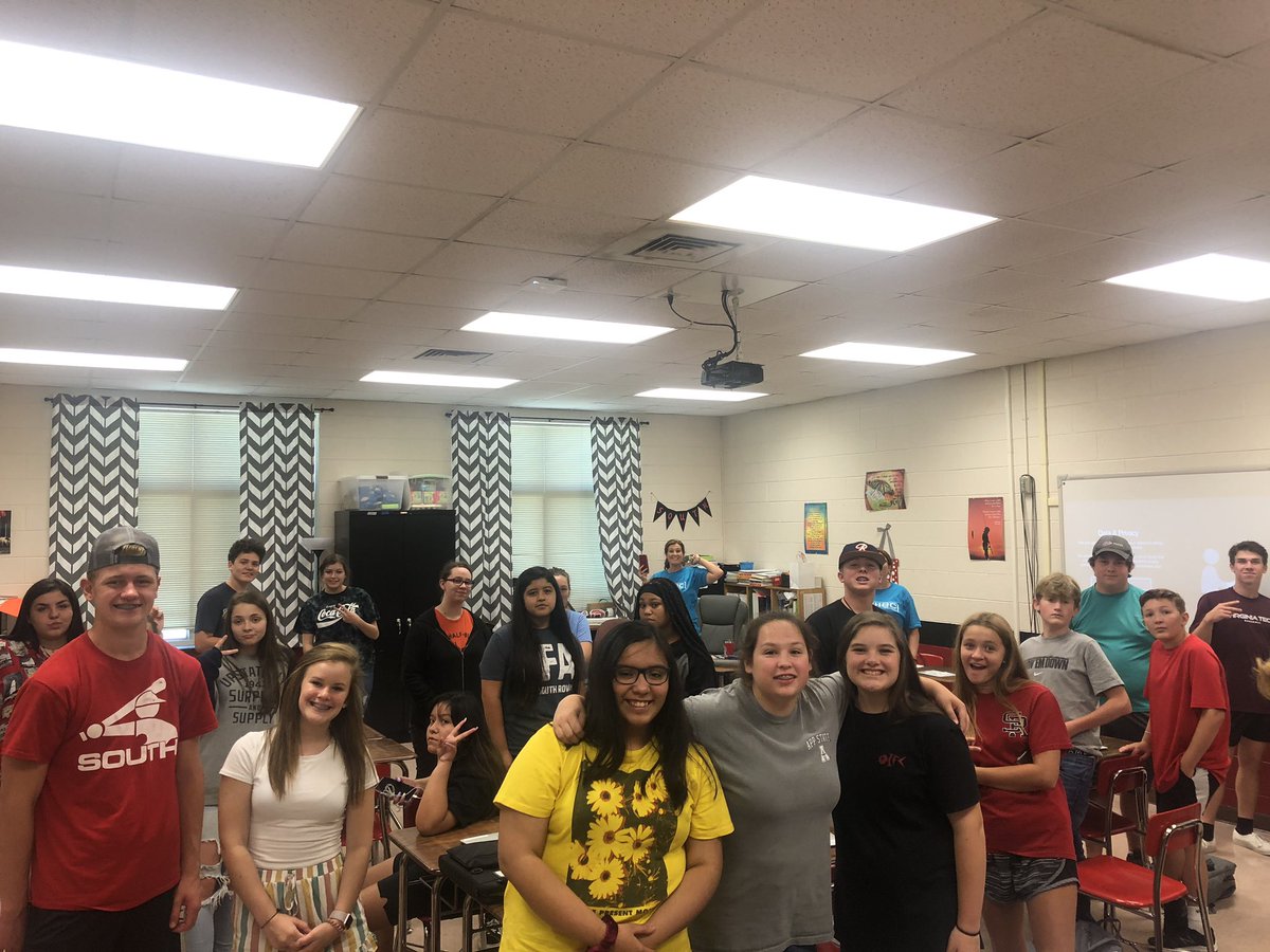 MrsLanning2's tweet photo. Getting to know our new neighbors! #bigsandlittles #SRHS1920 https://t.co/Qr9DomS6gM