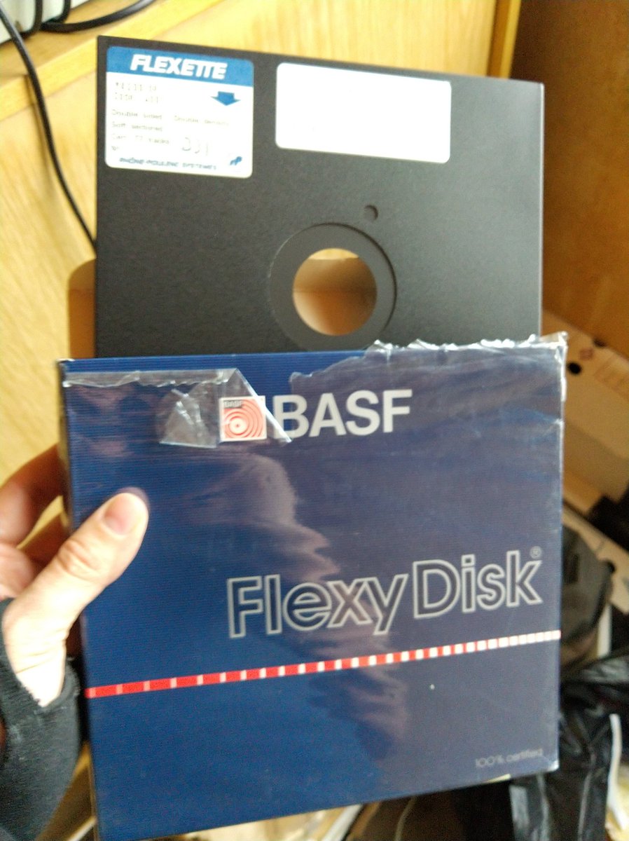 abiadel's tweet image. Quand tu fais un tri chez ton grand père #oldgeek