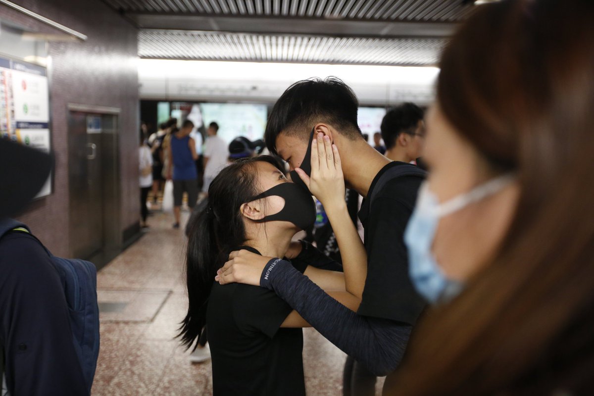 Ci sono mille verità su quanto accade a Hong Kong adesso e una sola certezza: migliaia di giovani sono disposti a sacrificare il loro futuro per un ideale. E questo ci dà immensa speranza. #PrayforHongKong #HKProtests #StandwithHK #HKRomeoJuliet #HongKong #heatherparisi