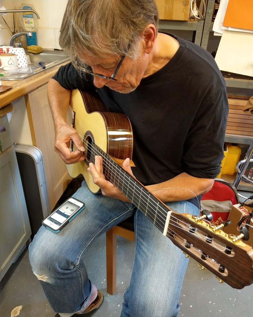 EmesGuitars's tweet photo. Mike built this guitar and it feels extra special to finally have strings on, it sounds wonderful with a very full base & sweet, clear trebles (just after a few minutes of having strings on). I have to say also he has done an excellent job french polishing too! #onetoonetuition https://t.co/pLH1J9S183