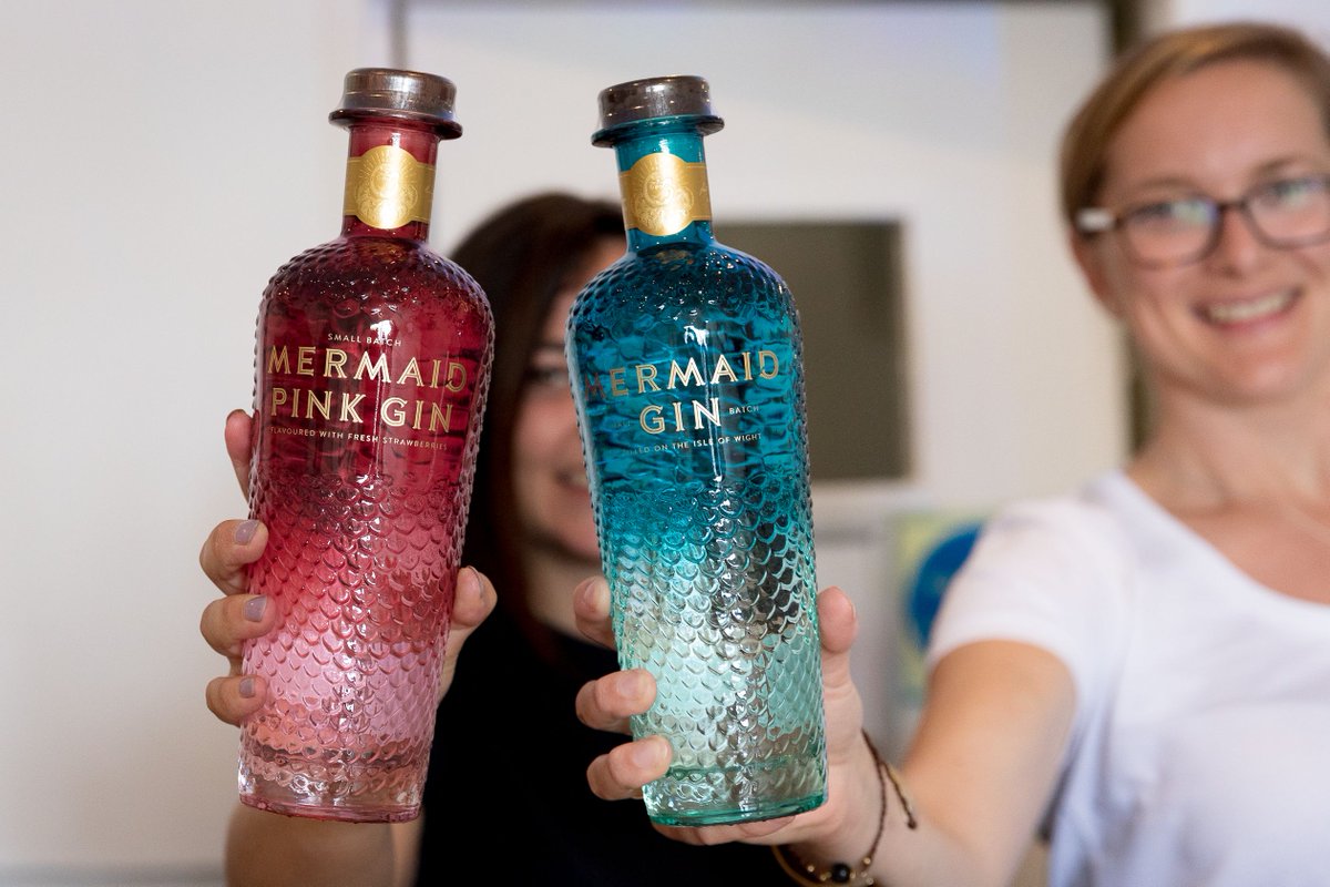 iowdistillery's tweet photo. Come and see these gorgeous ladies at our pop up bar! They can give you Gin! 🍸👍

#mermaidgin #cowesweek #cowesweek2019 #freeyourspirit #spirited #plasticfree https://t.co/nR477AMWci