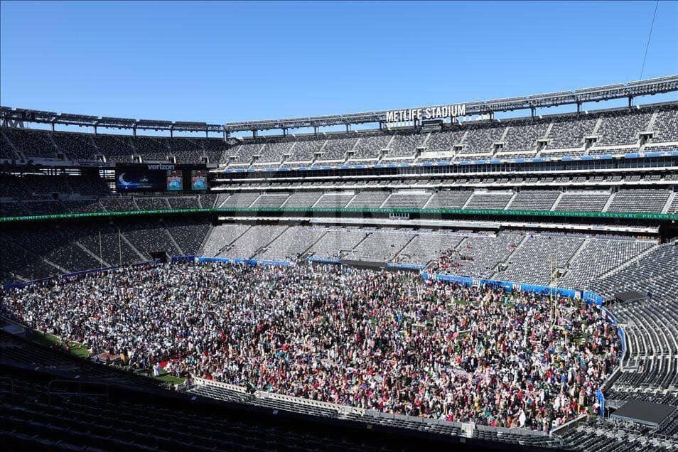 ibn_Sally's tweet photo. #AidTime

Après huit années de négociations, des milliers de musulmans de New York et du New Jersey ont célébré leur première prière de l'Aïd au célèbre stade MetLife, dans le nord-est des États-Unis 🇺🇸
@ASFIYAHI https://t.co/rjL5xgYQsD