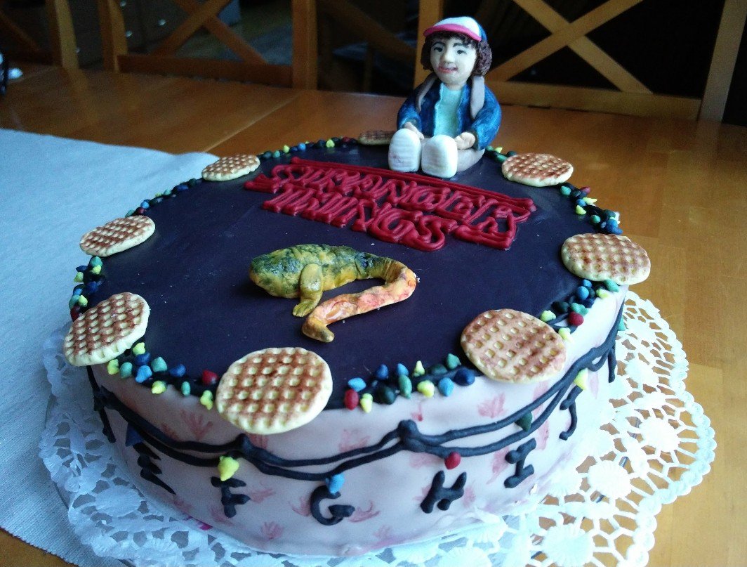 Sarisa76's tweet photo. Selfmade @Stranger_Things cake to my daughter 🎂😍 #StrangerThings #StrangerThings2 #netflix #strangerthingscake #cake #dustin #demodog #dart #demogorgon #eggo https://t.co/ubt30f32LF