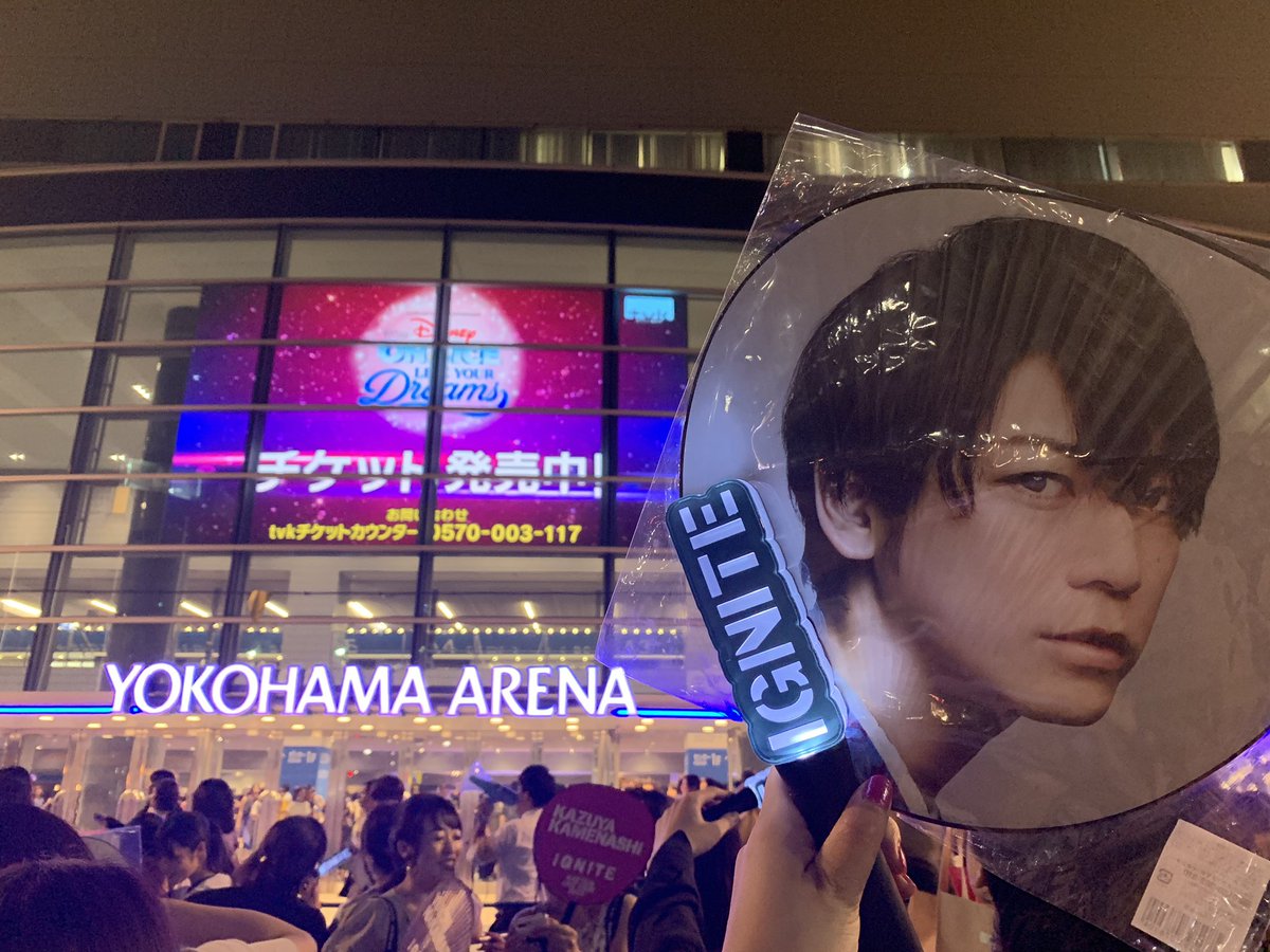 kat_tun1116's tweet photo. 横アリ最終日夜公演参戦してきた🥰💗
花道近くて3人ともかっこよくて可愛くて
演出もめちゃくちゃよくて余韻がやばい🤣
話し出したら止まらないからこれ以上言わないけどめちゃくちゃ楽しかった💗💙💜
ほのか一緒に行ってくれてありがとう💙
#IGNITE 
#KATTUN https://t.co/lhnJdWzXzM