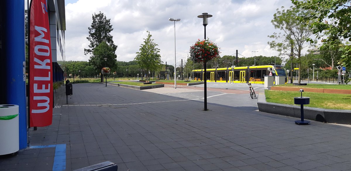 RemconS's tweet photo. Wat een rust op de @uithof_utrecht bij #HUIED, alleen de @uithoflijn is nog steeds z'n testritjes aan het maken... https://t.co/gWgXhNmnkF