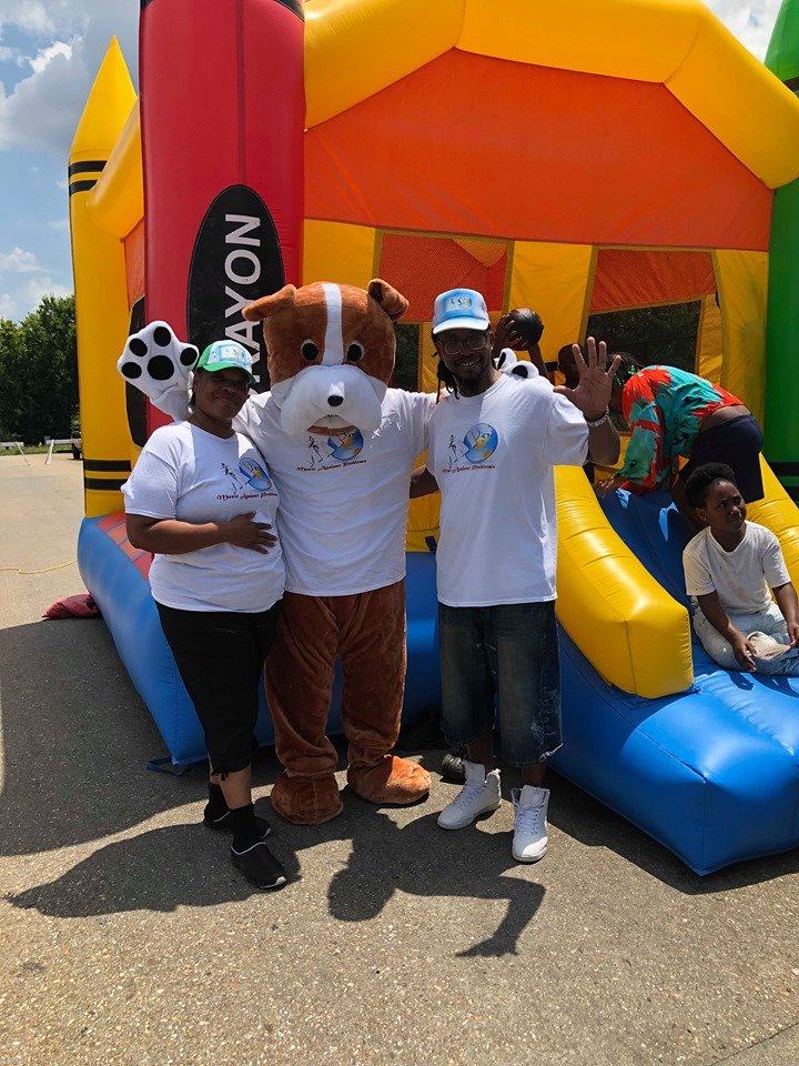 MusicAgainstPro's tweet image. Our back to school give away was a success kids loved our mascot "Mappie"