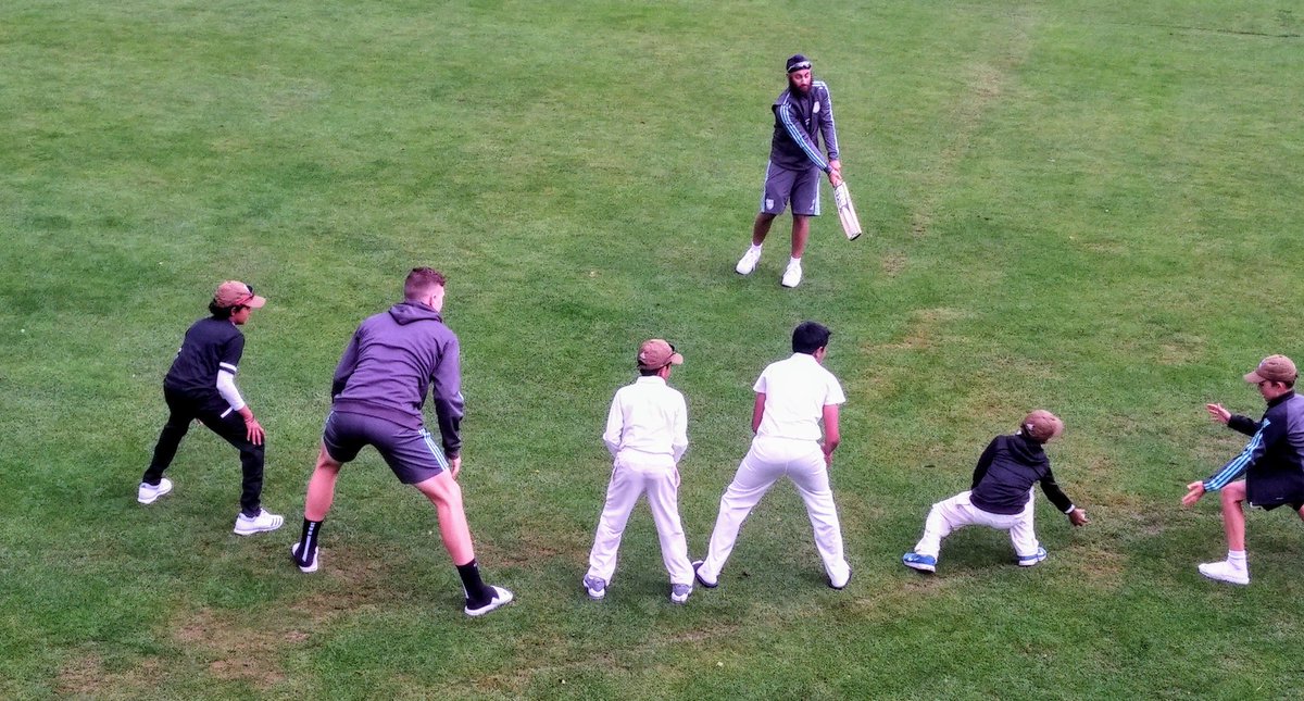 SpillsSport's tweet photo. Catching practice: @AmarSinghVirdi and @mckerr83 entertain the youngsters during a break for rain at LSE New Malden. @surreycricket v @SomersetCCC. https://t.co/uTaytTYWgV
