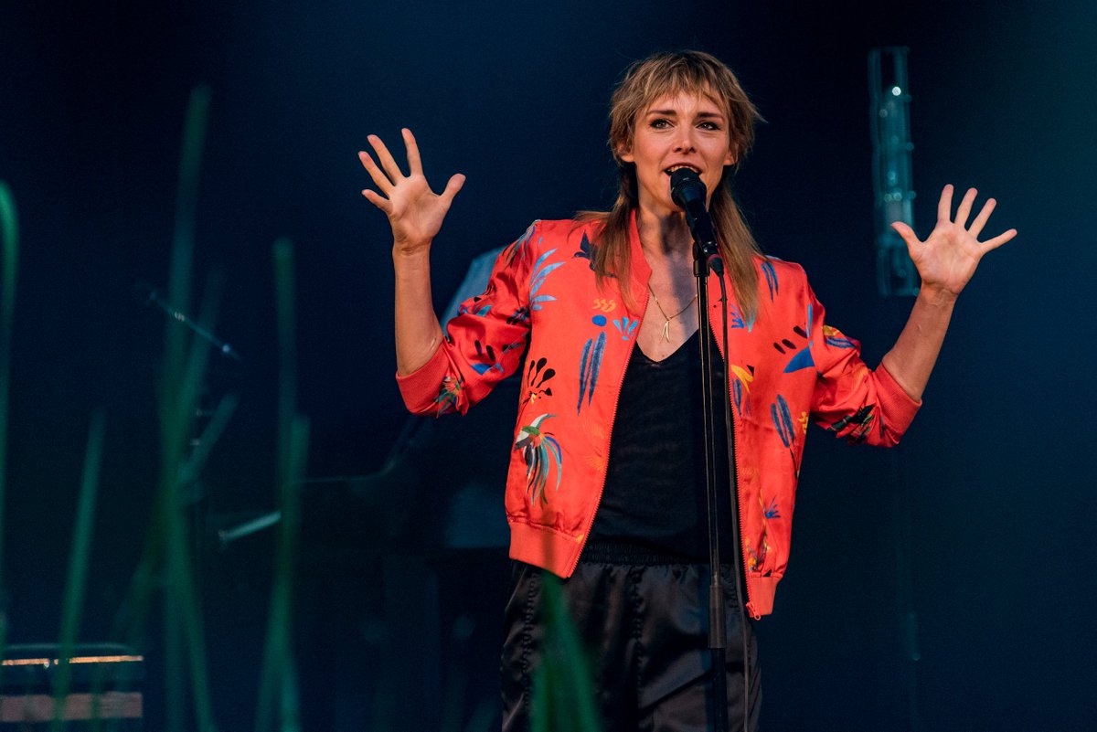 Pinguin Radio (@pinguinradio) on Twitter photo Check ons fotoverslag van het bijzondere concert van Wende in <a href="/theatercaprera/">Caprera OLTheater</a>: pinguinradio.com/magazine/80170…
Foto's: <a href="/PetervanHeun/">Peter van Heun</a> Check ons fotoverslag van het bijzondere concert van Wende in <a href="/theatercaprera/">Caprera OLTheater</a>: pinguinradio.com/magazine/80170…
Foto's: <a href="/PetervanHeun/">Peter van Heun</a>