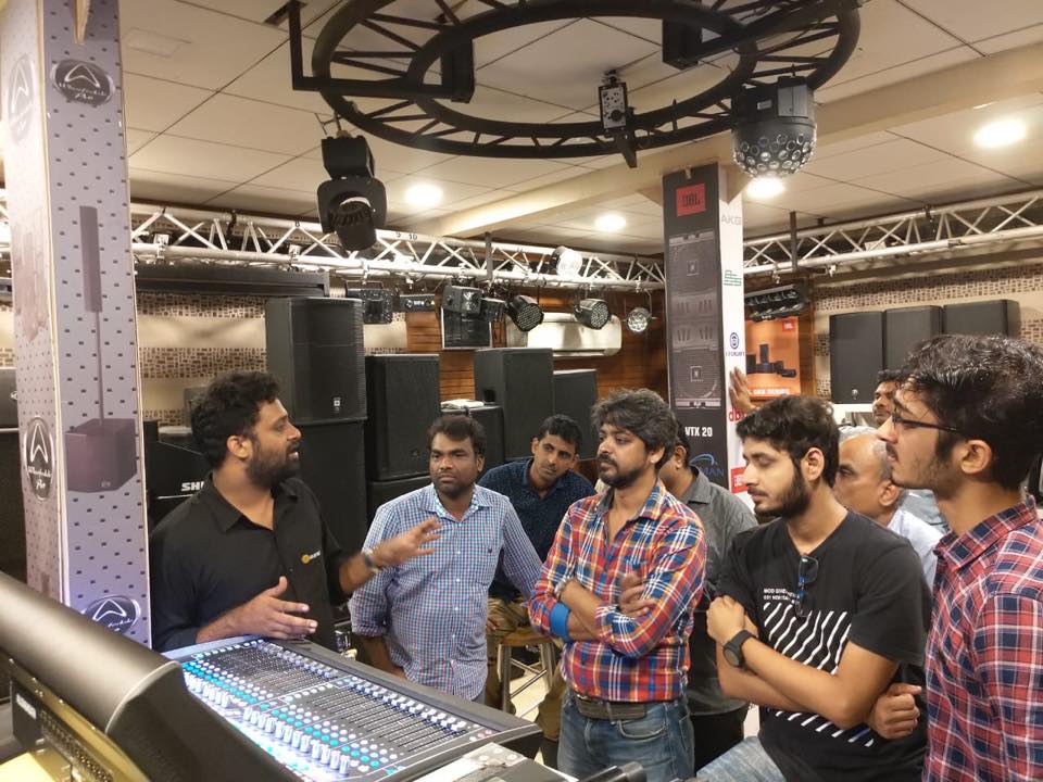 suninfonet's tweet photo. We had a good dealer training of Shure #RF and #Allenandheath #S3500 at Dev Electronics Mumbai last week! Here is a glimpse from the session! For more details on trainings and product related queries, write to us at info@sungroup.net https://t.co/TxDZQNUZn5