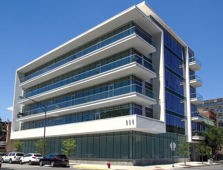 With a park across the street and the Chicago skyline in the background, this boutique apartment building was begging for a mostly glass facade to capitalize on the views. See more of our multifamily residential projects here: buff.ly/2TdCMri #multifamily #architecture
