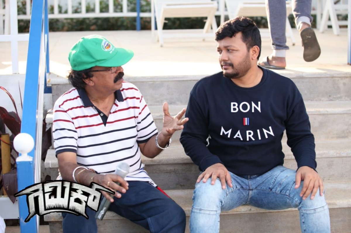 NammaKFI's tweet photo. ಇದುವರೆಗೂ ಲವರ್ ಬಾಯ್ ಹಾಗೂ ಆಕ್ಷನ್  ಪಾತ್ರಗಳಲ್ಲಿ ಕಾಣಿಸಿಕೊಂಡಿದ್ದ ಗೋಲ್ಡನ್ ಸ್ಟಾರ್ ಗಣೇಶ್ ಇದೀಗ ಕಾಮಿಡಿ ಹಾರರ್ #ಗಿಮಿಕ್ ಚಿತ್ರದ ಮೂಲಕ ಇದೇ ಆಗಸ್ಟ್ 15ರಂದು ನಿಮ್ಮ ಮುಂದೆ  ಬರುತ್ತಿದ್ದಾರೆ. ತಪ್ಪದೇ ಎಲ್ಲರೂ ಚಿತ್ರಮಂದಿರದಲ್ಲಿ ಸಿನಿಮಾ ವೀಕ್ಷಿಸಿ😍😍

#Gimmick 

Follow us @NammaKFI https://t.co/4AXnY4LrO2