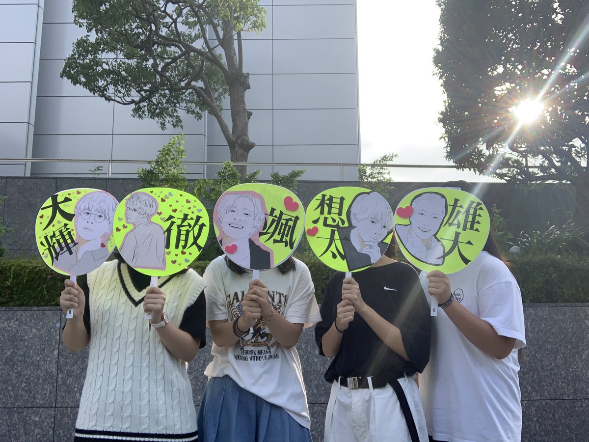 DaMaaai's tweet photo. 千葉公演2days💗
1日目は、まさかの念願4連!!
5人のうちわ並べられて嬉しかった〜☺︎
1回からでも、見えちゃうらしいこのうちわ最高だなって思った😳
Da-iCEさん。
会ってくれた6面さん。
仲良くしてくれてる6面さん。
ありがとうございました!!
たのしかったです〜😭
#Da_iCE_BEST https://t.co/Jt4XbVK6b6
