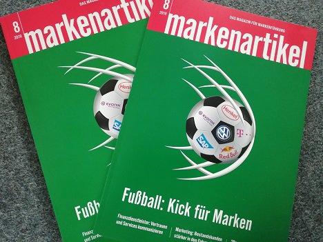 Markenartikler's tweet photo. Unser neues Heft ist da! Ausgabe 8 beschäftigt sich u.a. mit dem Titelthema Fußball-#Sponsoring. Zudem werfen wir einen Blick auf die Branche der #Finanzdienstleister. Weitere Themen: #VAST4, #Bestandskundenmarketing, Top-Level-Domains, #Radio-Trend u.v.m. https://t.co/nYkplncZa5 https://t.co/AK8TeEbpSy