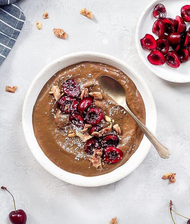 A new week to crush all your breakfast goals with our Chocolate Raw Crunch Granola!

This may look like just a chocolate filled smoothie bowl but we 💚 how Holistic Foodie has added so many nutritious veg in here including frozen romaine, frozen zucchini, + frozen avocado