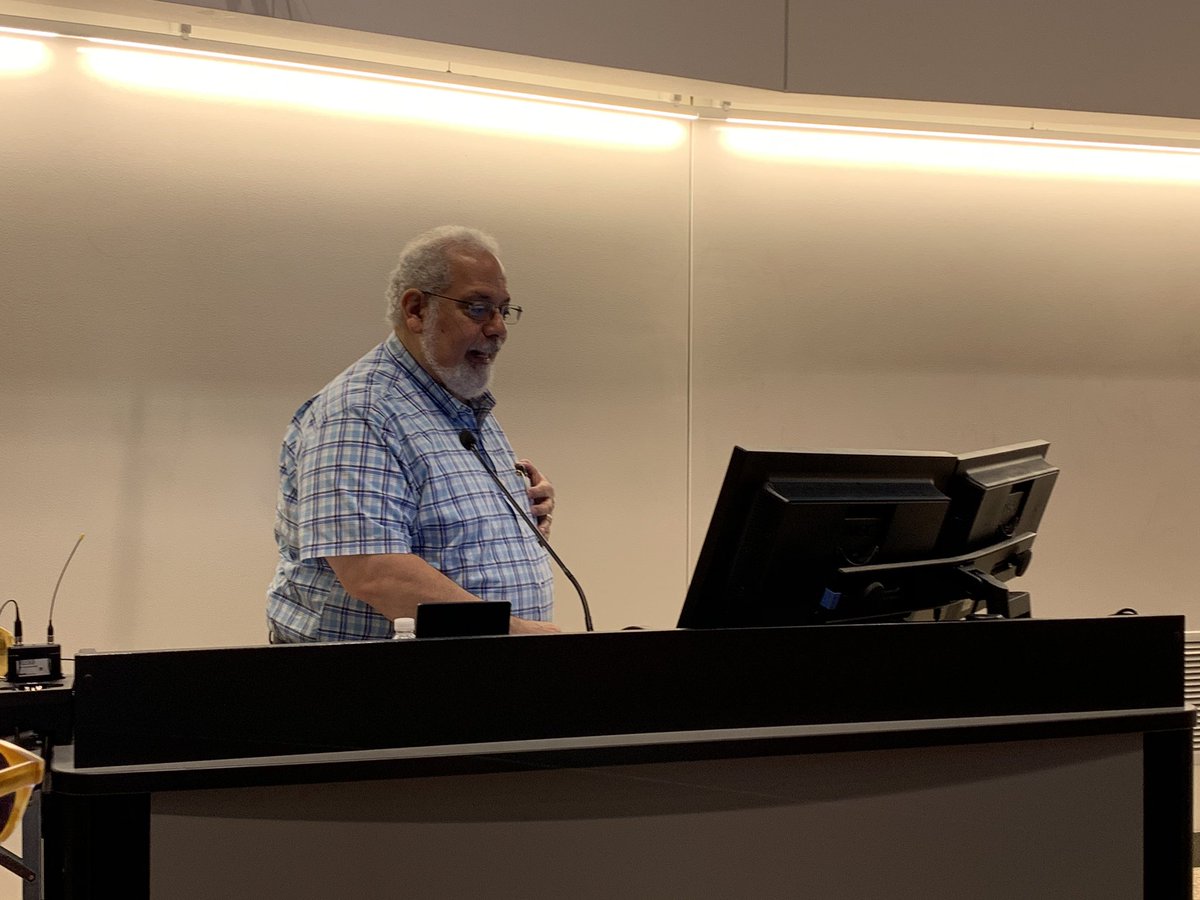 StudyPathology's tweet photo. Dr. Steve Ackerman continuing the Block 1 overview for our new M1 students. #FirstDayOfMedSchool #uicom https://t.co/ql5tcnxQpi