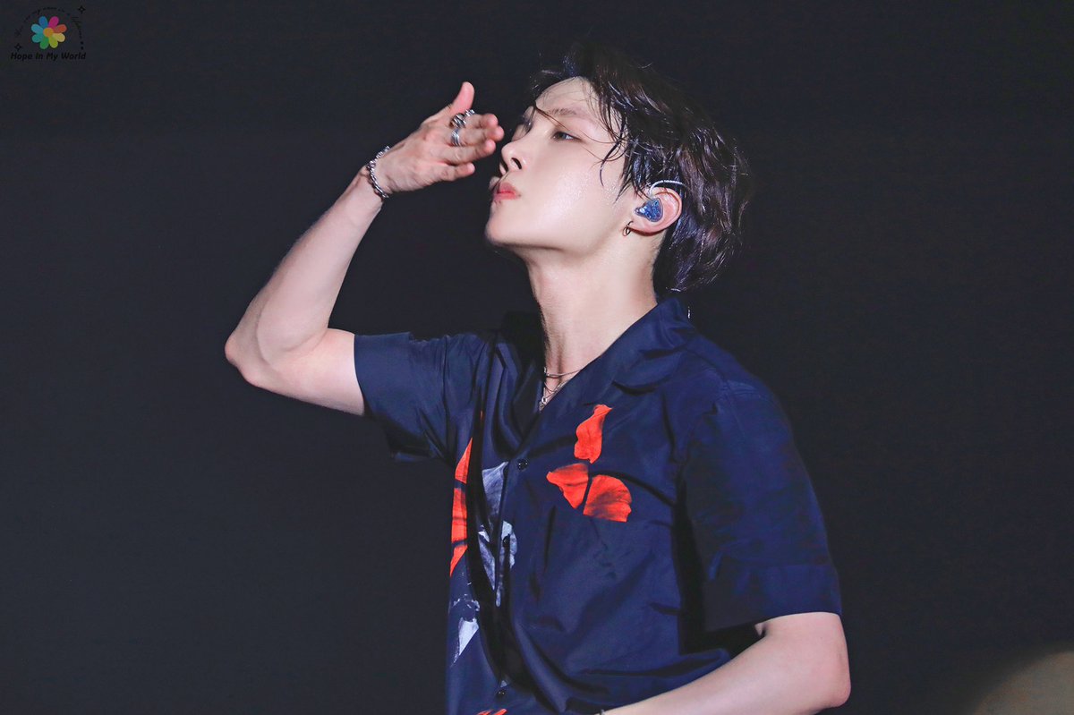 Hope_InMyWorld's tweet photo. 190811 롯데패밀리콘서트

😘
#JHope #제이홉 #정호석 #호비
#BTS #방탄소년단 
@BTS_twt https://t.co/UNnzy7O3YL