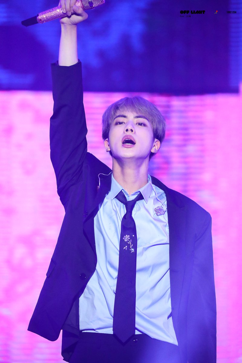 _offlimit_1204's tweet photo. 190811 롯데패밀리콘서트 LDF 
#JIN #석진 #BTS #방탄소년단 @BTS_twt 

석진이 손짓+눈빛 조합의 쿠크심장 921204개 조각으로 박살 와르르..🥰 https://t.co/OlxW4a3Yl8