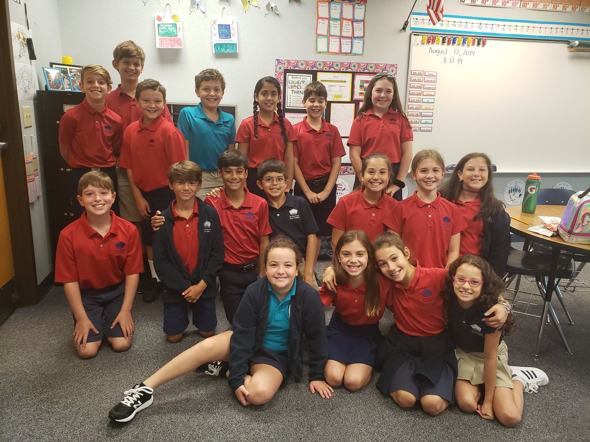 sbolnick5grade's tweet photo. Happy 1st day of school!! #davis5 #5thgradersrule https://t.co/ubWHZfPHkd