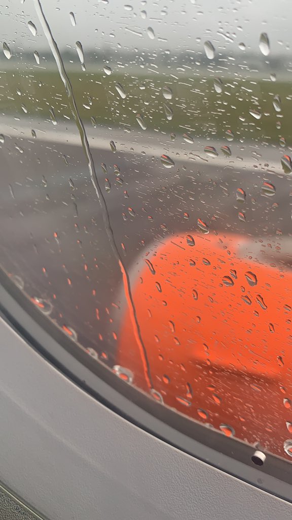 aronleaf11's tweet image. #easyJet #useless #always delayed because of simple incompetence #employspastics #easyjet #easyjet