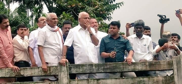 KotasBJP's tweet photo. ಕರಾವಳಿ ಜಿಲ್ಲೆಯಲ್ಲಿ ವರುಣನಾರ್ಭಟ. ವೀಕ್ಷಣೆಗೆ ಬಂದ ಮುಖ್ಯಮಂತ್ರಿ @BSYBJP ಘೋಷಿಸಿದ್ದು, ಮನೆ ಕಳೆದು ಕೊಂಡವರಿಗೆ 5ಲಕ್ಷ ರೂ. ಮನೆಗಳ ರಿಪೇರಿಗೆ 1ಲಕ್ಷ ರೂ. ಸಂತೃಸ್ತ ಶಿಬಿರದಲ್ಲಿರುವ ಕುಟುಂಬಗಳಿಗೆ 10ಸಾವಿರ ರೂ. ಮನೆಗಳ ಪುನರ್ ನಿರ್ಮಾಣದ ತನಕ ಬಾಡಿಗೆ ಮನೆಗಾಗಿ ಮಾಸಿಕ 5ಸಾವಿರ ರೂ. ಈ ಘೋಷಣೆ ರಾಜ್ಯದ 30ಜಿಲ್ಲೆಗಳಿಗೂ ಅನ್ವಯವಾಗುತ್ತದೆ. https://t.co/iW4CkzEUqm