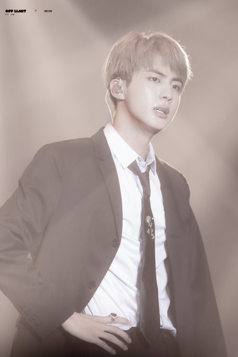 _offlimit_1204's tweet photo. 190811 롯데패밀리콘서트 LDF 
#JIN #석진 #김석진 #BTS #방탄소년단 @BTS_twt 

말하지 않아도 석진이 잘생김은 모두 아실테니.. https://t.co/D5hag1lu2y
