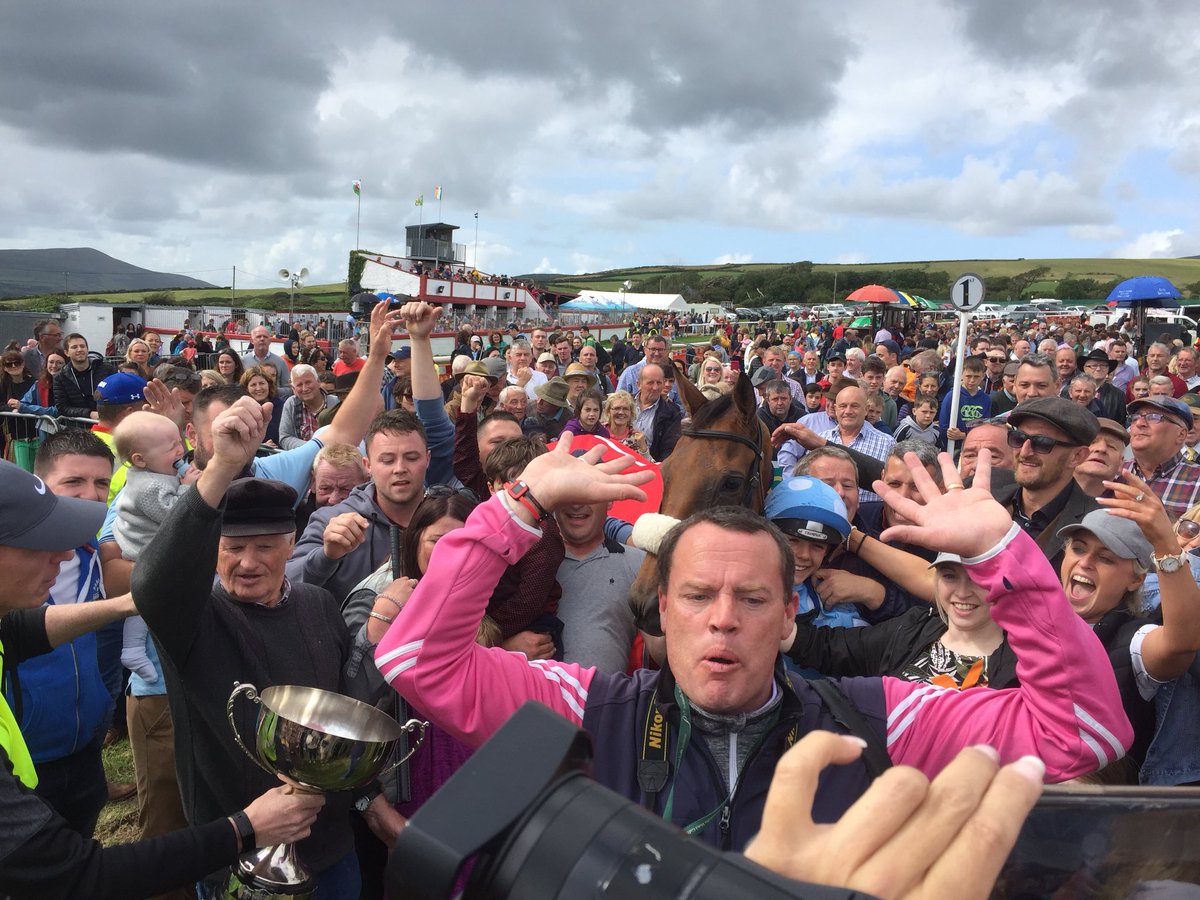 maire19_89's tweet photo. @HealyRacingPho1 When the Healy racing photographer joins in on the Dingle Derby excitement #ciderman#dinglederby#horseracing https://t.co/3YEqyimZOG