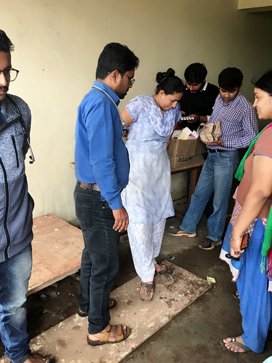 DrAralekar's tweet photo. पूरग्रस्तांनाची आरोग्य तपासणी:
@चिंचवाड
@वसगडे,
@गांधीनगर
#Kolhapurfloods
@majhKolhapur
#standwithkolhapur
#MaharashtraFlood https://t.co/eDOOHYZMqw