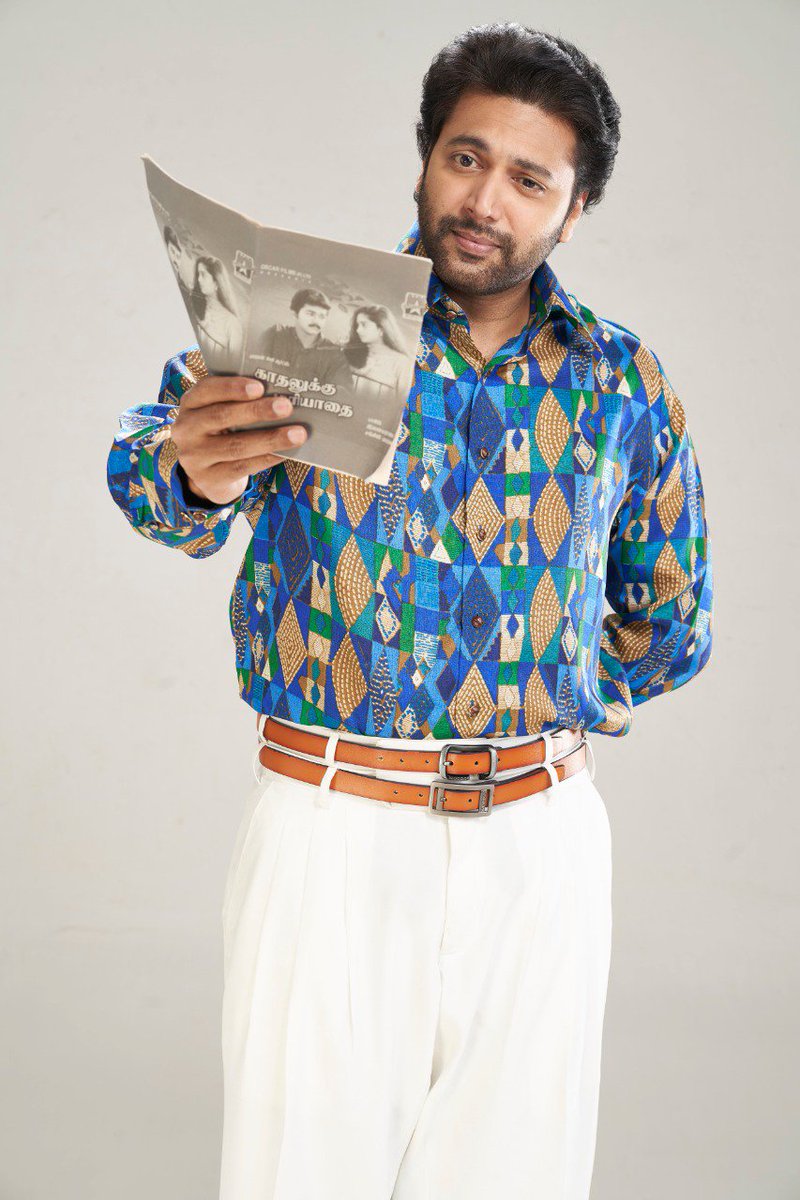 Saran_ajil's tweet photo. பாட்டு புக்கு #காதலுக்குமரியாதை 90's -ன் நினைவுகள் @actor_jayamravi -ன் #கோமாளி 😍
#comalifromaug15
#ComaliInThreeDays https://t.co/cFMOCqXVsR