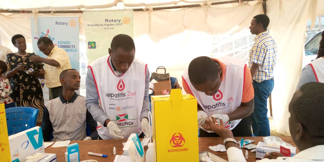 ClubUmuco's tweet photo. Sur 27 sites à travers le pays, plus de 20.000 tests et des centaines de personnels soignants et de rotariens mobilisés pour cette campagne visant à éradiquer l'hépatite au Burundi #RotaryEnAction #zerohepatitis #rejoignezLeCombat https://t.co/PHLCcecKGk