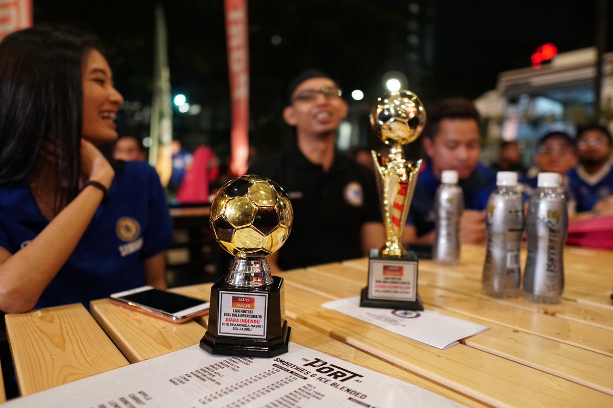 #BualBola #FPL champion Liga Fantasi Bual Bola AWANI 2018/19, Soljabiru Malaysia menerima piala kemenangan daripada penerbit dan hos Bual Bola @Ian_AWANI semalam pada acara #FunaticFiesta Soljabiru menang kategori kumpulan & juga individu.