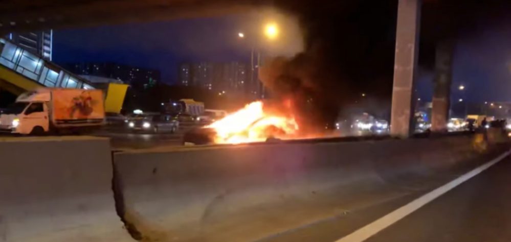 ElectrekCo's tweet image. Tesla Autopilot applied brakes in Model 3 crash that resulted in explosions electrek.co/2019/08/12/tes… by @fredericlambert